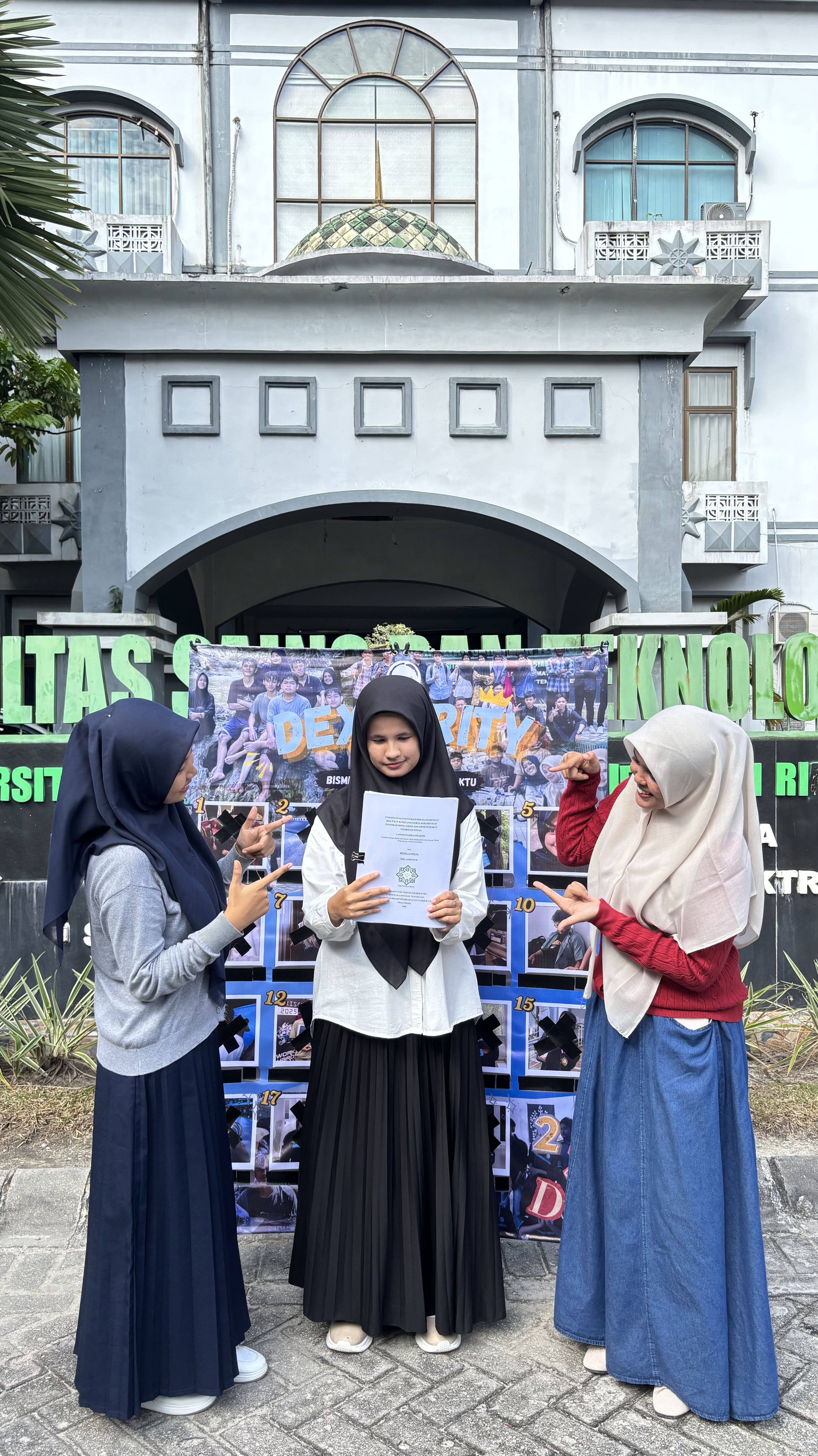 Jelita bersama dua sahabat menunjukkan laporan seminar