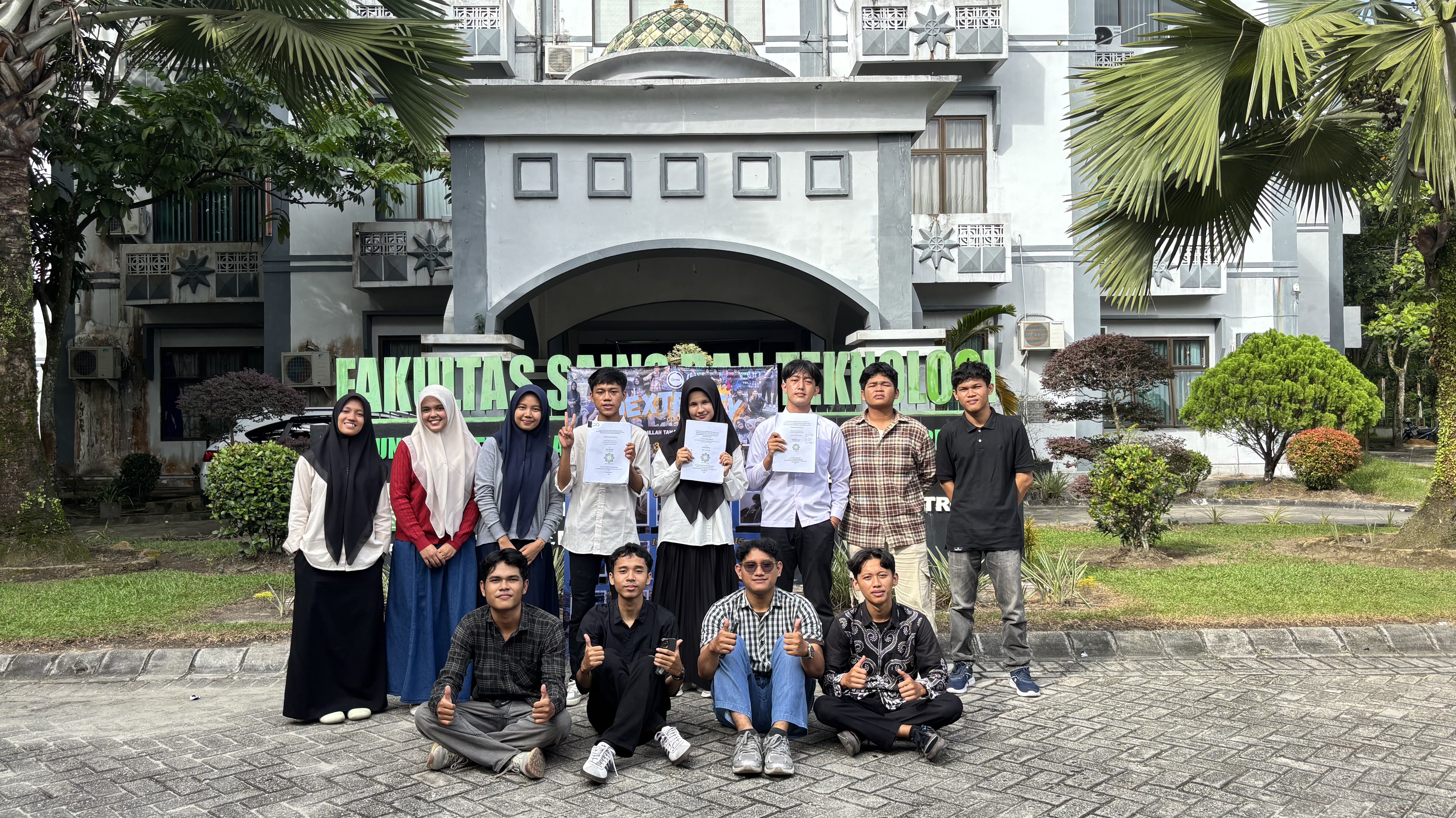 Foto bersama teman-teman setelah seminar