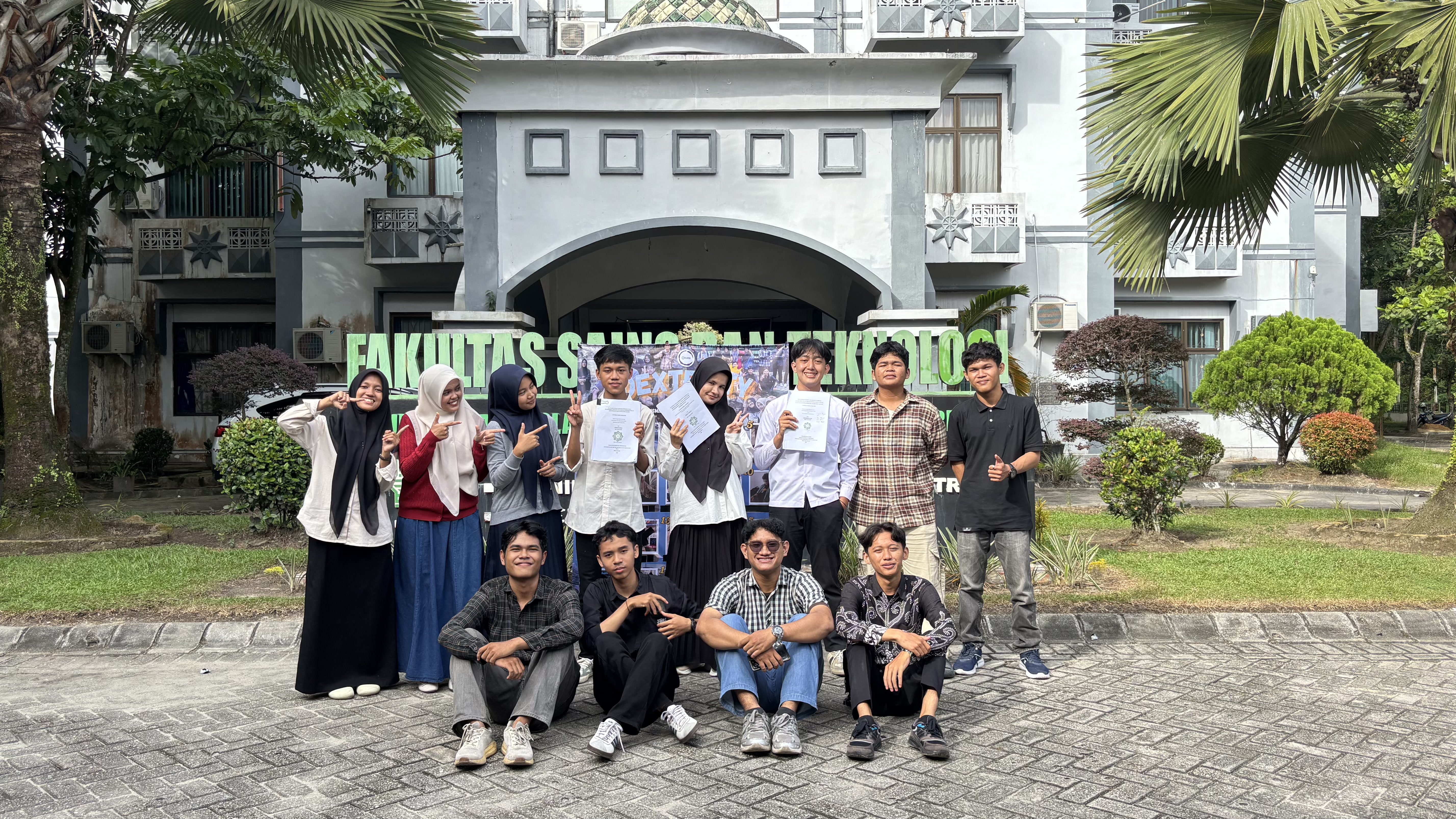Momen perayaan bersama teman-teman