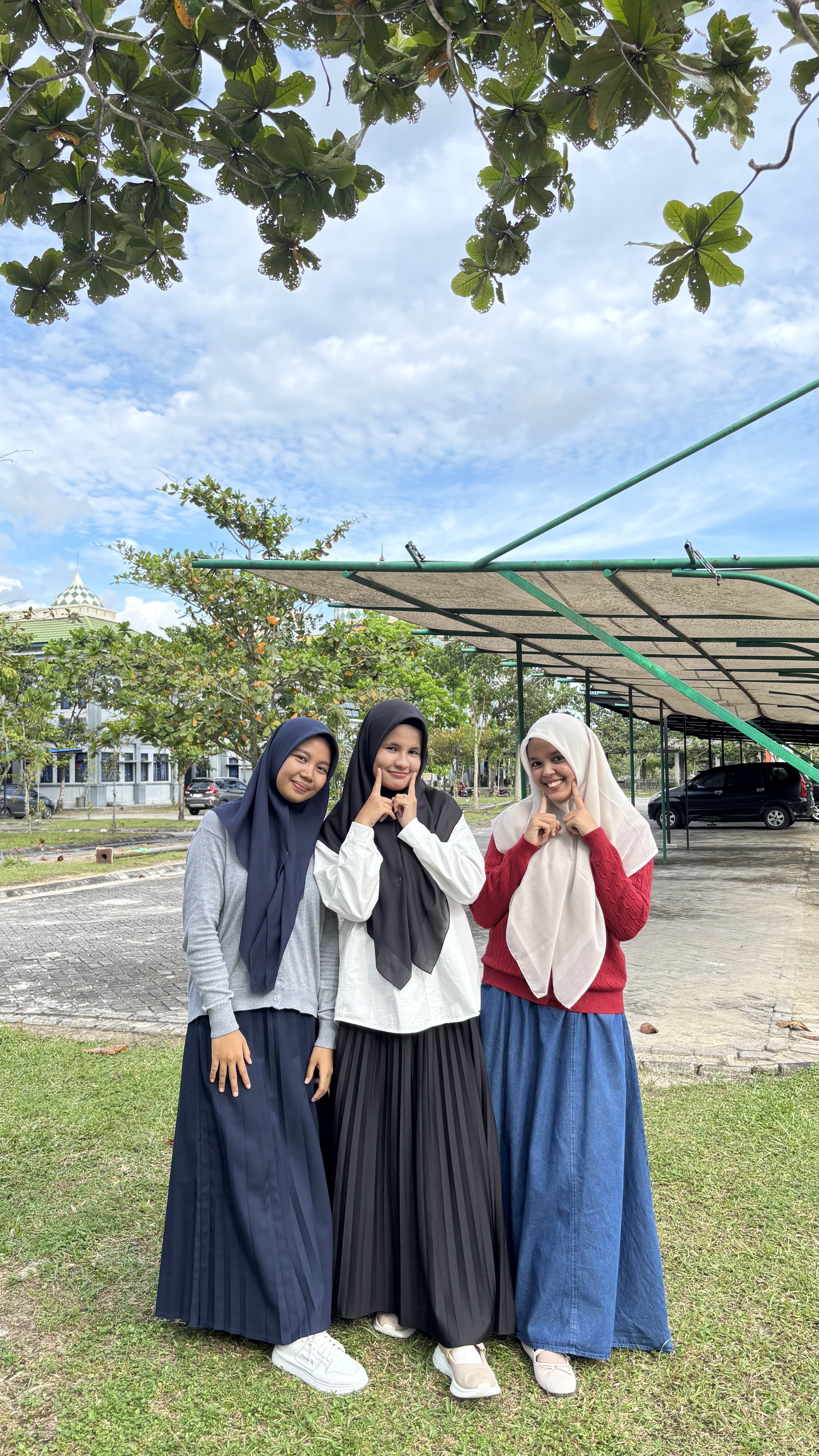 Jelita bersama dua orang teman